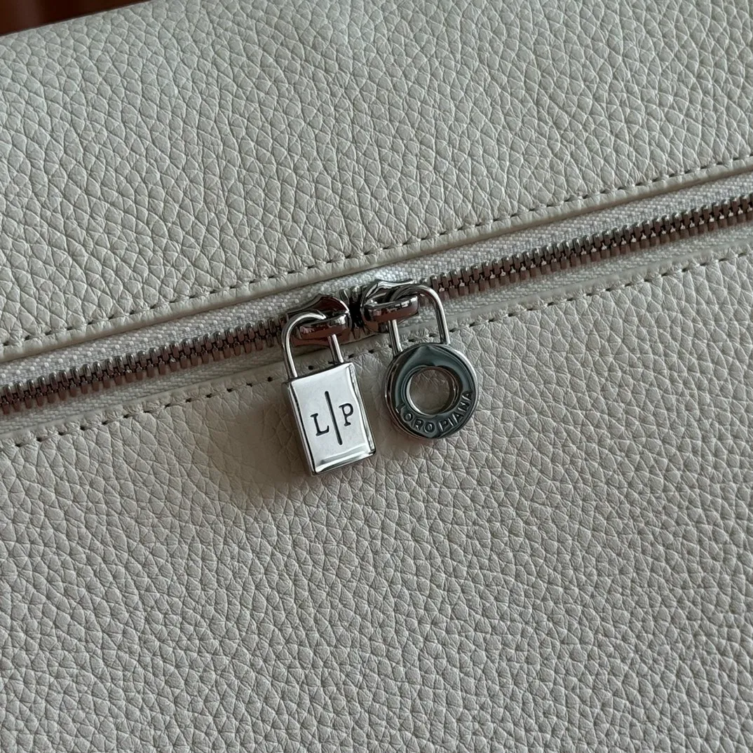 p1280💋💋💋【Original leather all-steel configuration counter complete package】𝐋𝐨𝐫𝐨 𝐏𝐢𝐚𝐧@ Extra pocket L27 series handbag/crossbody bag The most comfortable life is when it is not defined, just like loro The material design of pian@ does not require complicated design styles. The simple and soft outline is elegant and durable, like an exquisite cosmetic case, which perfectly balances appearance and functionality. The leather is delicate and feels as soft as butter. The small bag has a large capacity. It is not only portable with a thin shoulder strap, but can also be worn cross-body. Sisters who have a special liking for minimalist style can buy it. It is simple and versatile. The simpler, the more different. Stars and Instagram celebrities are all planting it. There are two sizes of 19 cm and 27 cm. One is exquisite and casual, and the other is elegant and grand. Dimensions: length 27×width 10×height 16cm (with shoulder strap)